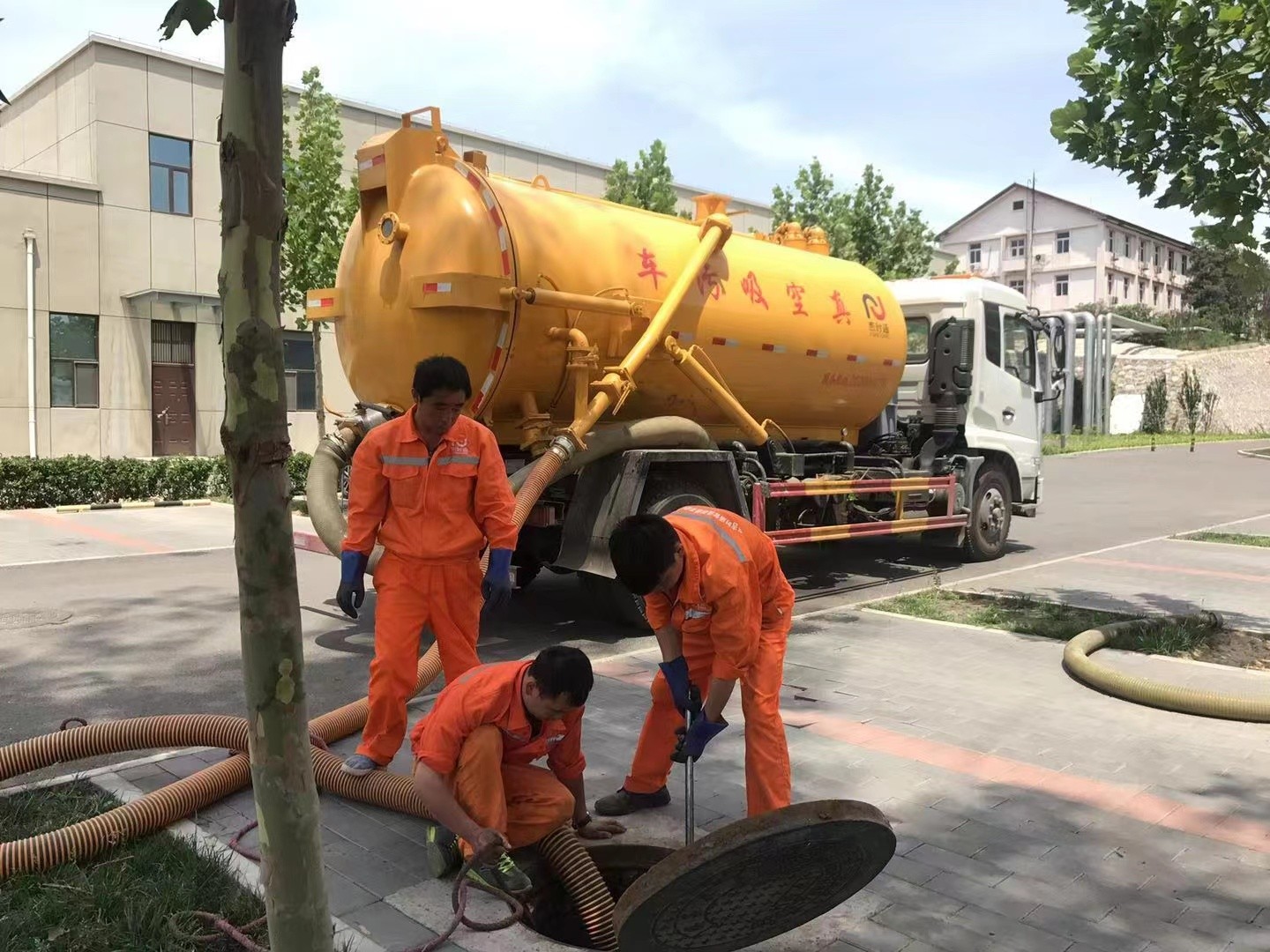 广宁管道疏通车停在窨井附近