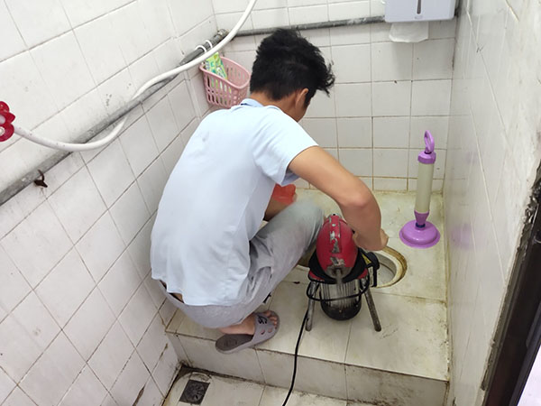 广宁管道堵塞冒臭气 专业师傅现场解决问题