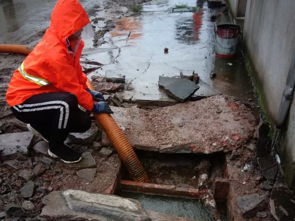 广宁专业清理污水池 炜誉市政以规范流程守护城市 “肠道”