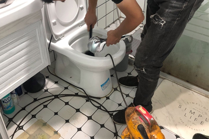 广宁马桶堵塞自己疏通还是找师傅？专业上门服务让你省时更省心