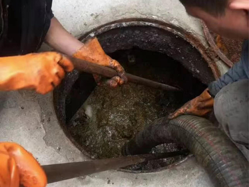 广宁清理化粪池时如何避免沼气的危害？